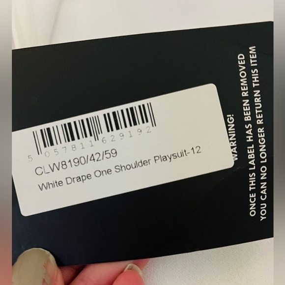 🆕🔥PRETTY LITTLE THING VERY STYLISH&CHIC&SEXY ONE PIECE ONE SIDE SLEEVE ROMPER - Picture 3 of 5